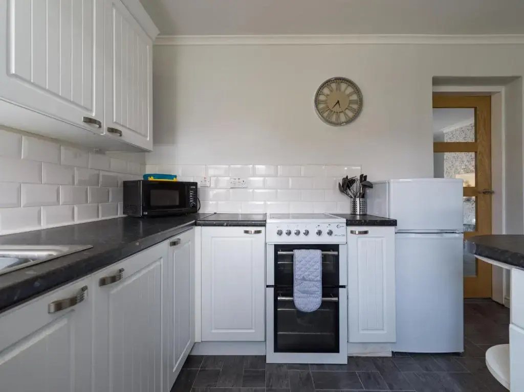 Chestnut House - Sleeps 4 - Pet friendly - Parking