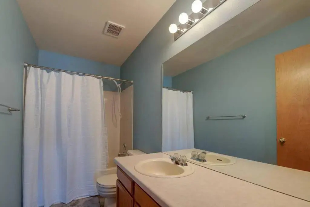 Mtn Views, Quiet Oasis/King Beds+Centrally Located