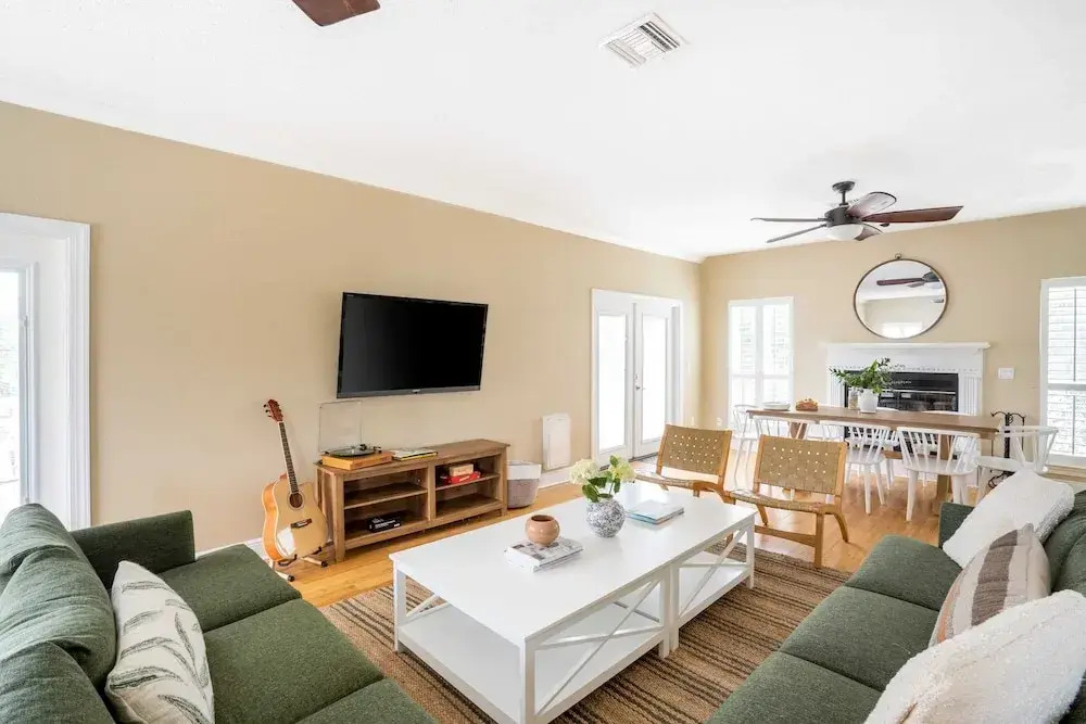 Hourglass by Avantstay Chic Beach Getaway w/ Pool & Two Large Balconies
