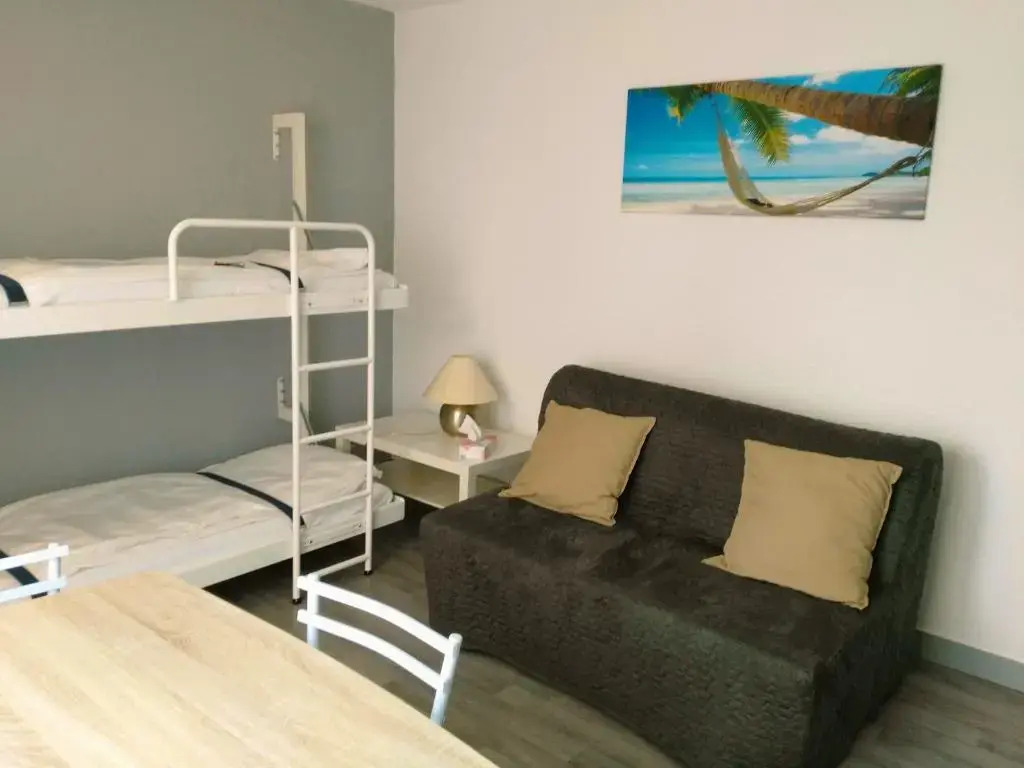 Studio 2 + 2 dans résidence avec piscine