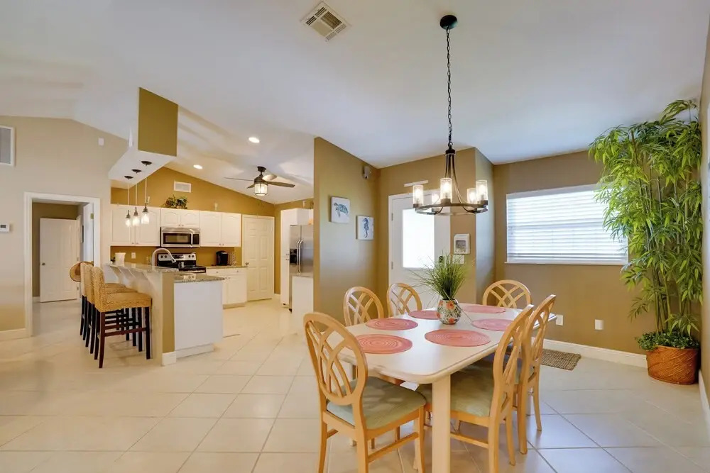 Pool & Outdoor Bar: Cape Coral Home