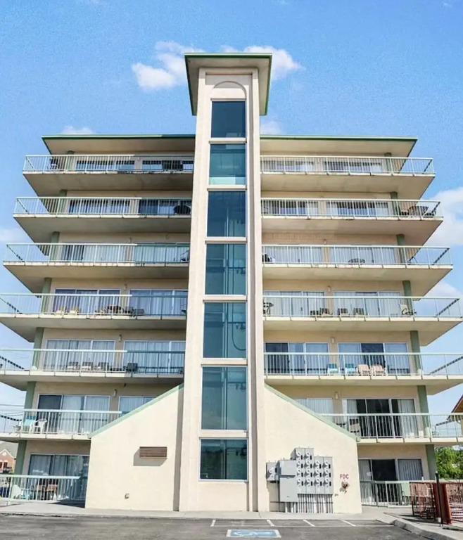 City View 410 3BD Condo with Private Balcony by RedAwning