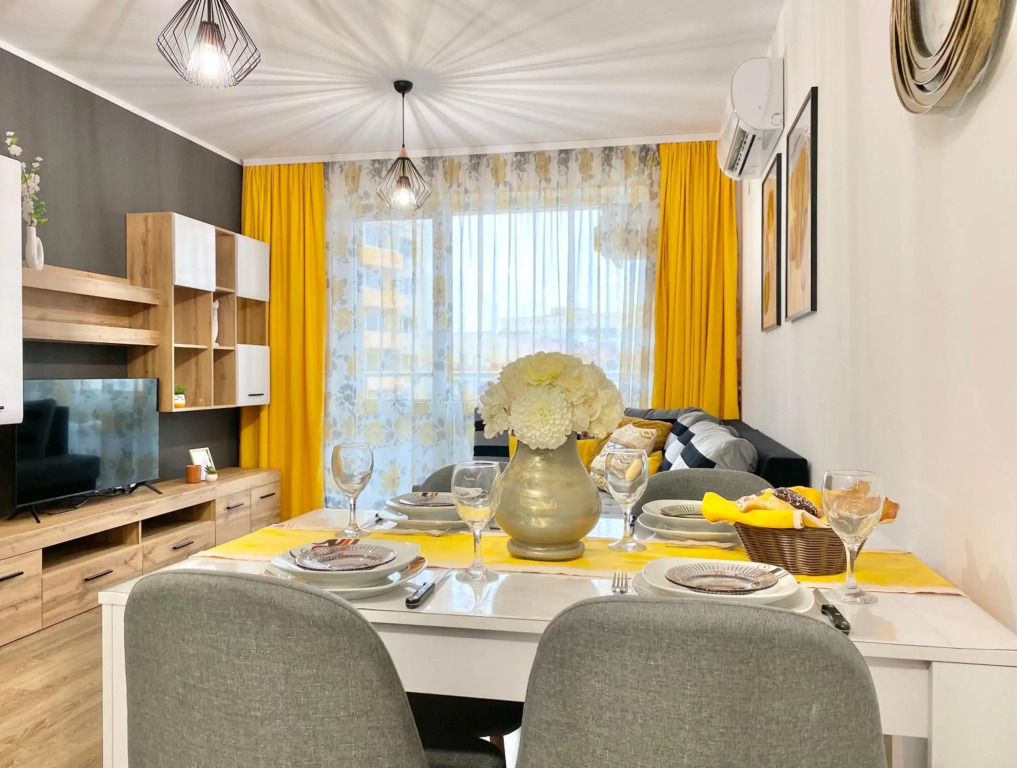 Art Apartment for 4 People Free Parking & Wifi
