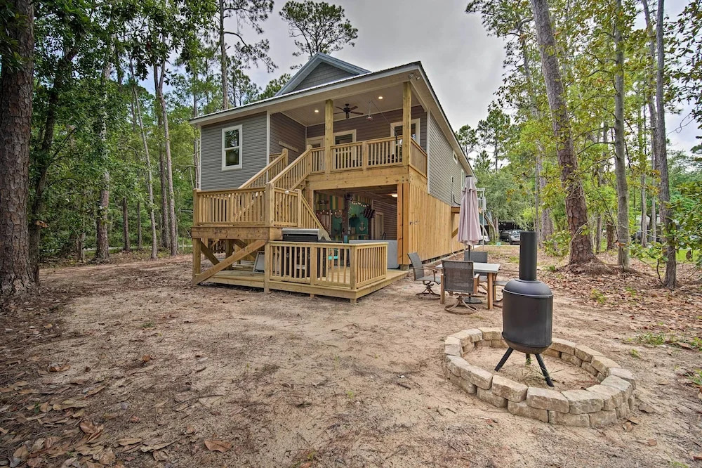 Quiet Fisherman's House w/ Hot Tub + Tropical Bar!