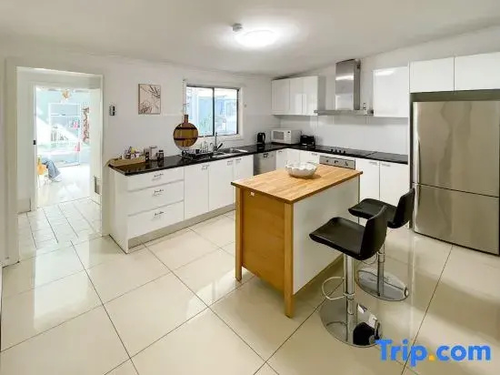 Spacious 4-Bedroom Family Home - Close to Airport & City