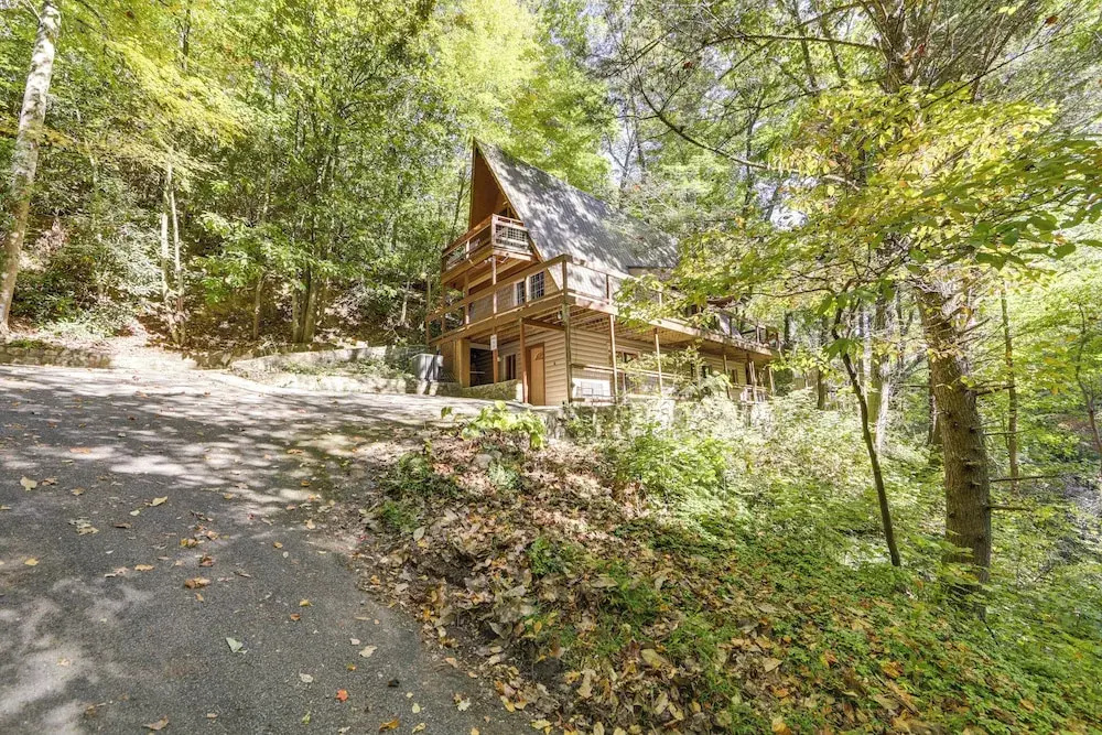 Cabin w/ Hot Tub: 2 Mi to Downtown Gatlinburg!