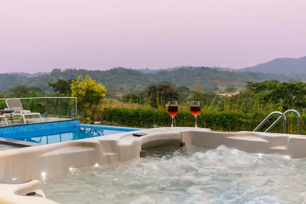 StayVistas The Tavern At Canary Farms - Mountain-View Luxury Mansion with Infinity Pool & Games Zone