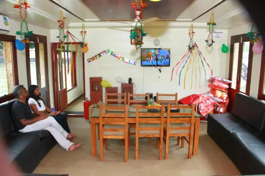 Beach Paradise Day Cruise Houseboat