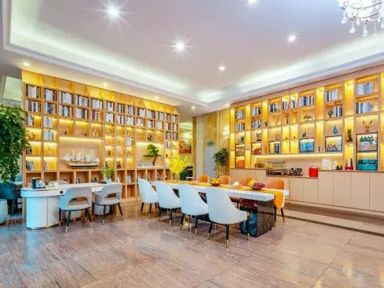 Vienna Hotel(Hezhou Lingfeng Plaza Diversified Global City Store)