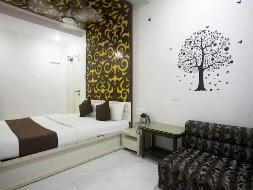 Hotel Satellite