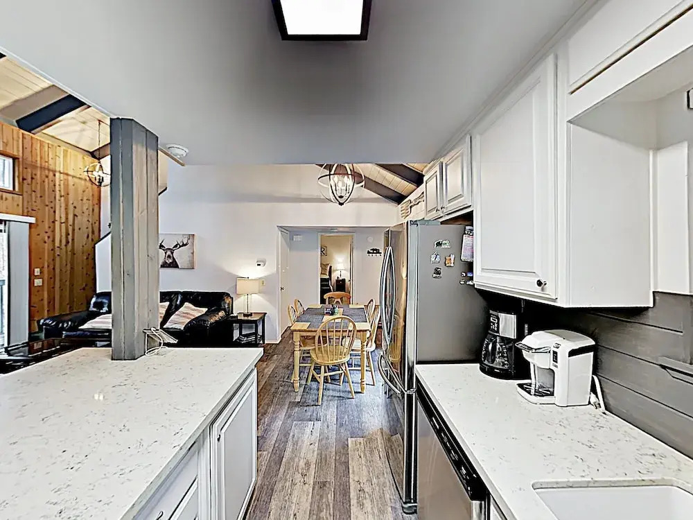 Walk To Slopes! Mountain W/ Private Hot Tub 3 Bedroom Home