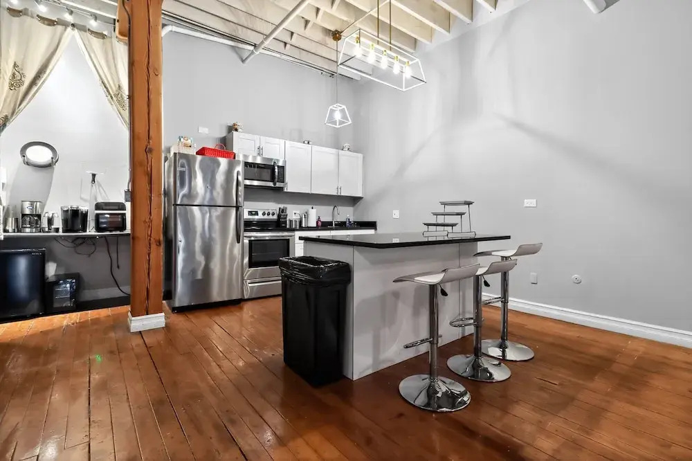 Huge 'man Cave' 2 Mins From Downtown Detroit 1 Bedroom Apts