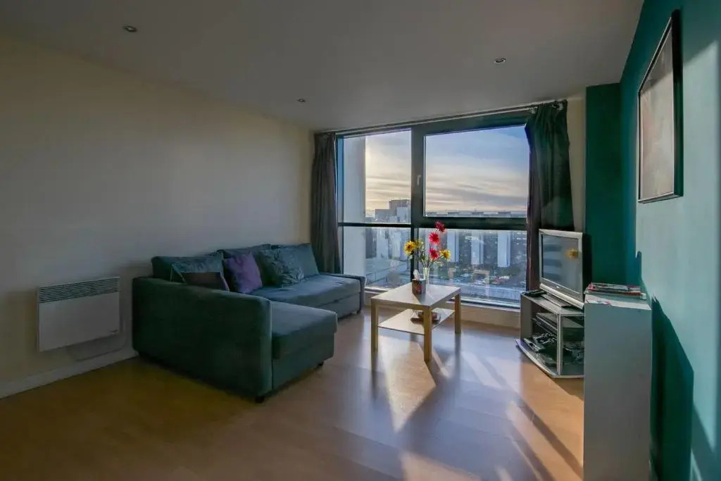Modern 2 bed apartment, next to Hydro and SECC!