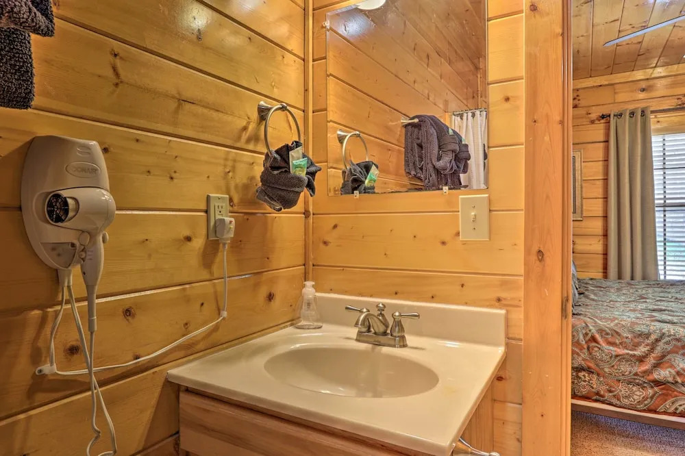 1 Mi to Dollywood: Quiet Cabin w/ Hot Tub!