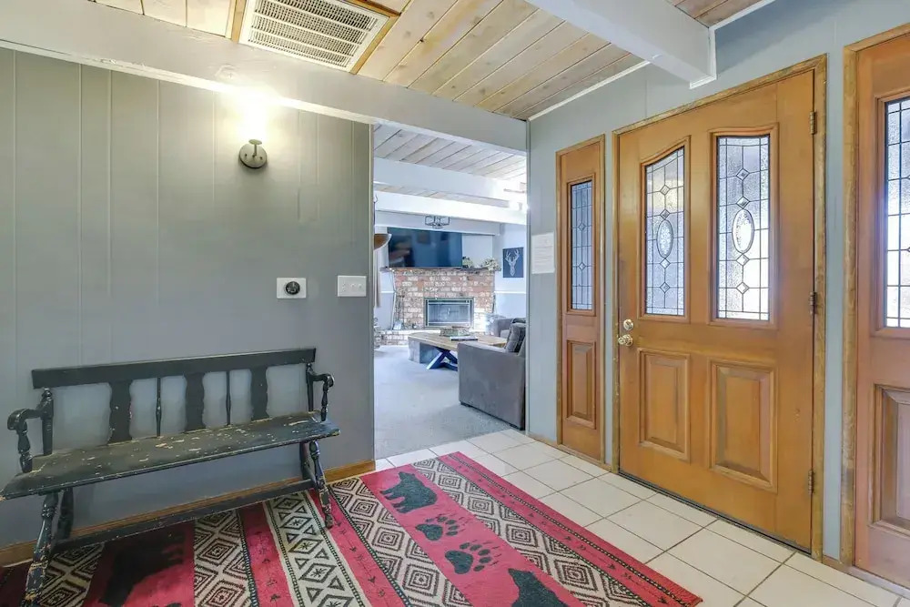 2 Mi to Lake & Skiing: Big Bear Family Cabin