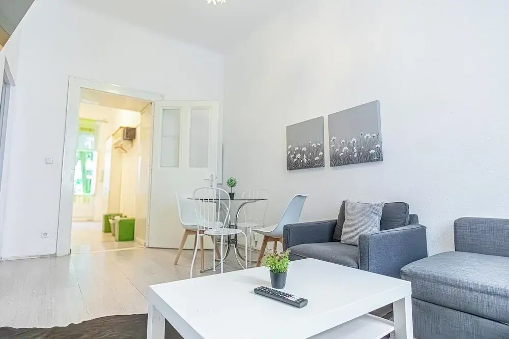 Contemporary 1BR LR Close to Belvedere
