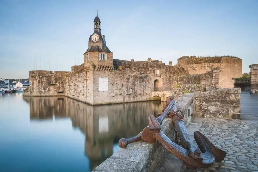 L'Océan à 100m via une venelle privée, la Ville Close à 500m, l'Archipel des Glénan à l'horizon