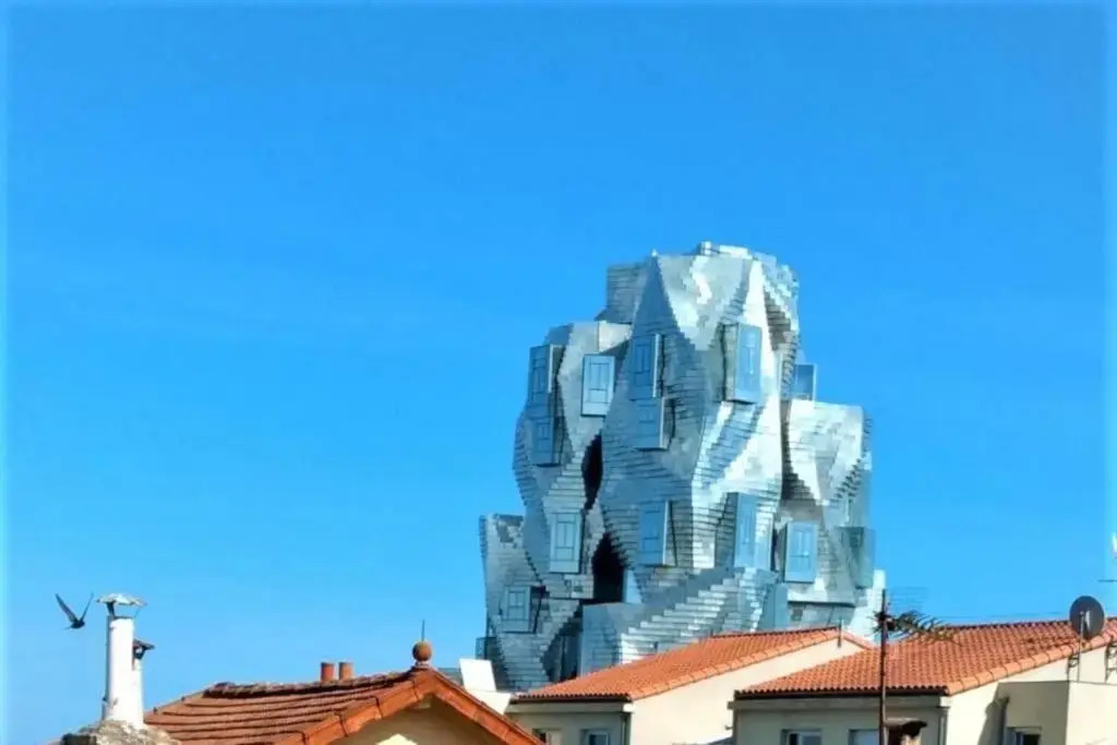 Magnifique Maison de 230 m2 face à la tour Luma vacances-arles camargue