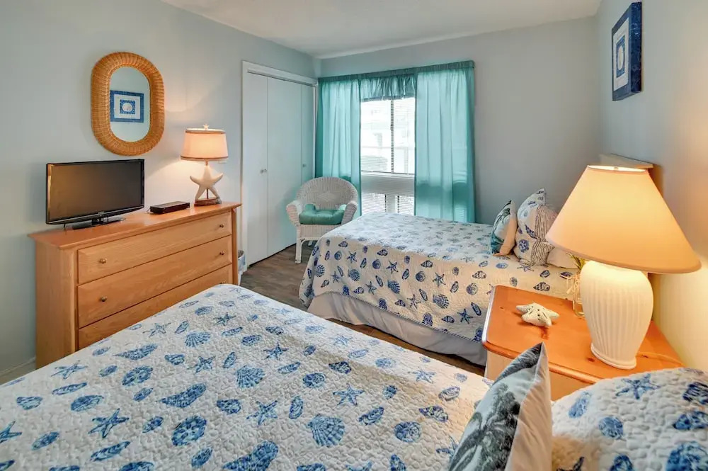 Walk to Ocean: Myrtle Beach Retreat w/ Sunroom