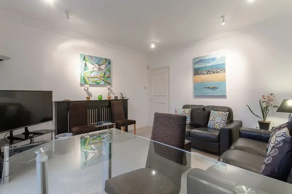 2 Bedroom Flat With Balcony In Chelsea