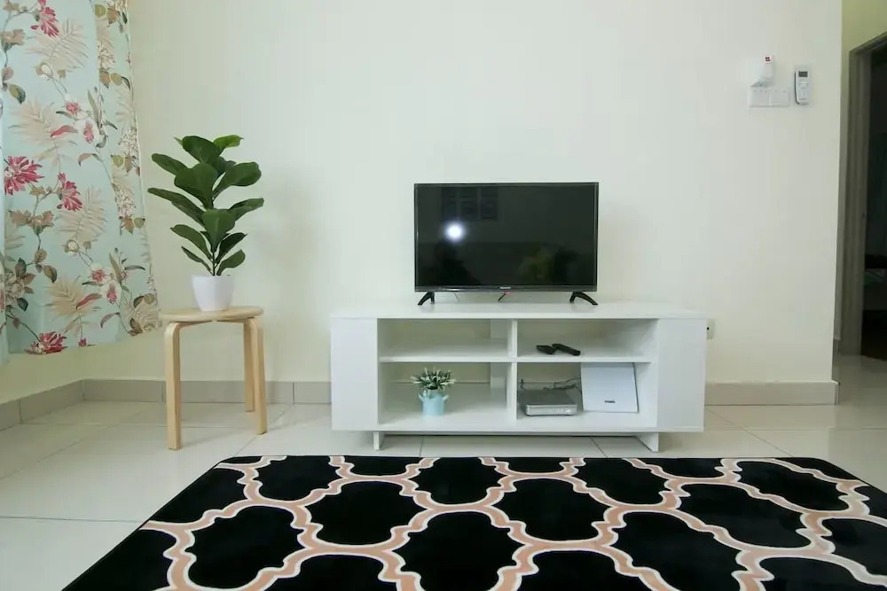 Bright & Colorful 2BR in the City Centre