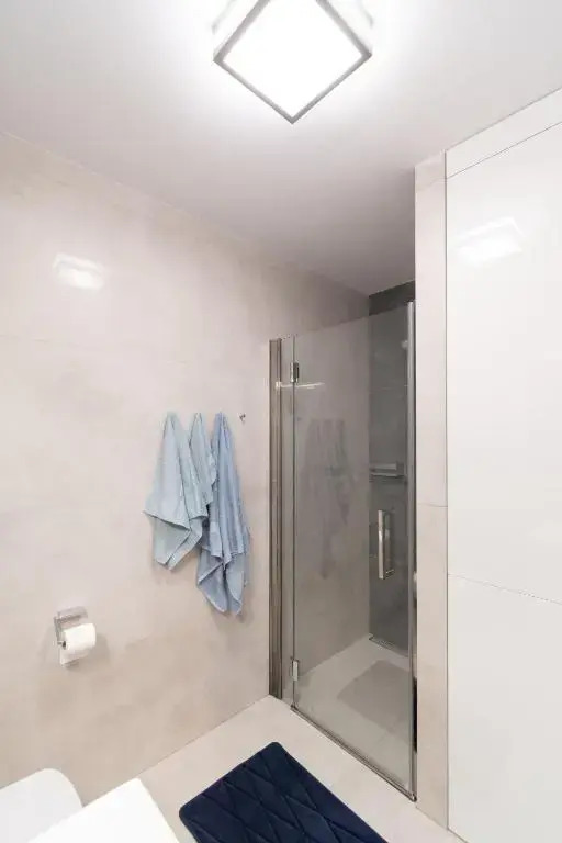 W Sam Las by Klif Ustka - Apartament na Parterze z Tarasem, Widokiem na Las i Parkingiem