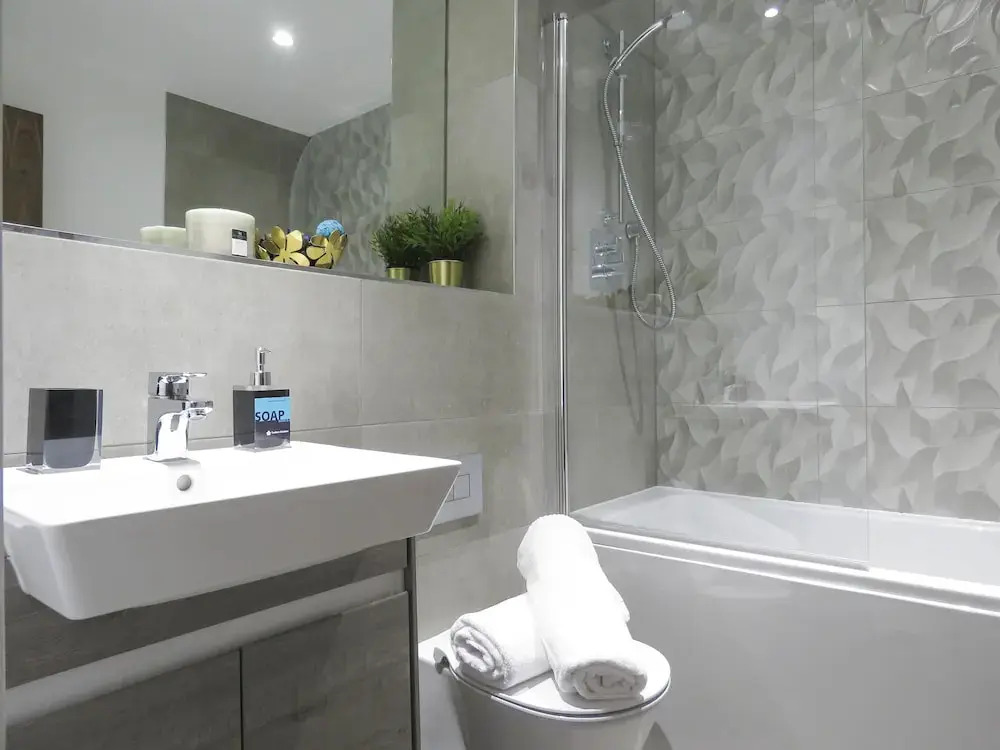 Tudors eSuites Roof Garden Penthouse with Gated Parking