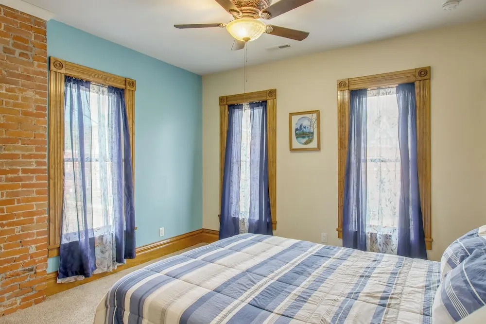 < 1 Mi to Downtown: Historic Dubuque Gem!