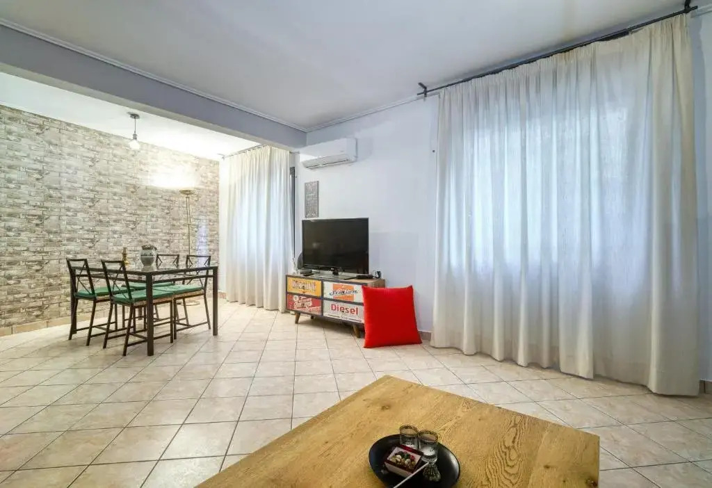 Spacious & Stylish Athens Apartment - Walk To Metro