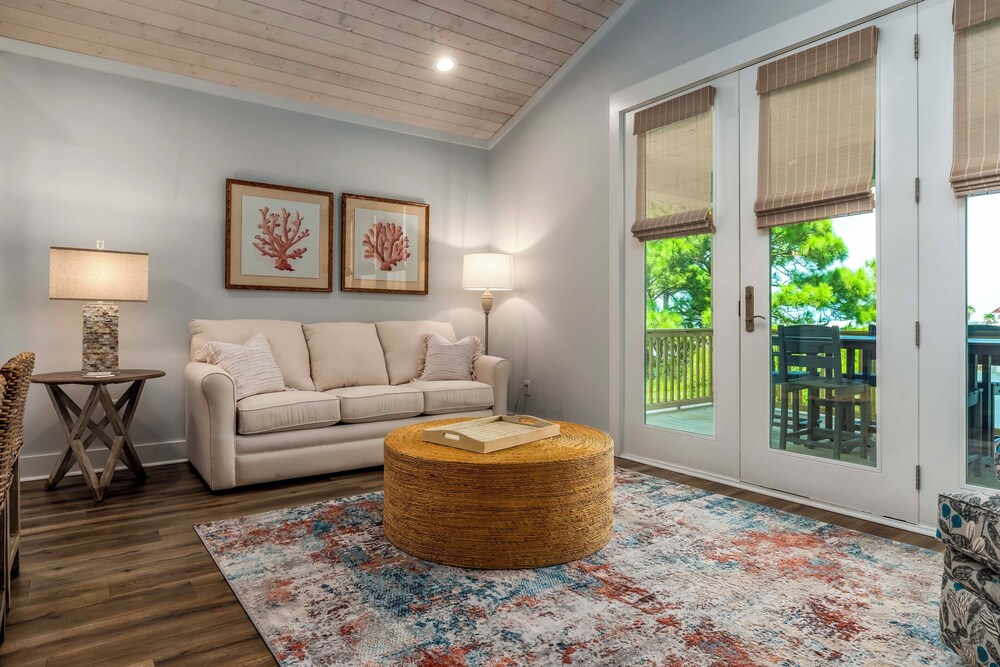 Luxe Family Condo w/ Gulf View in Dauphin Island!