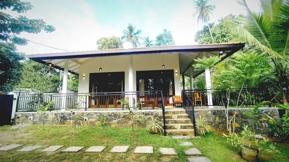 White Villa Goyambokka - Private Pool Villa