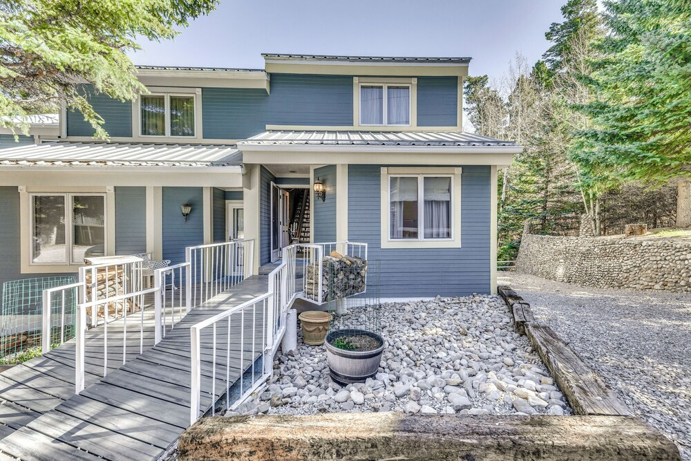 Cloudcroft Home w/ Fireplace Near Downtown!