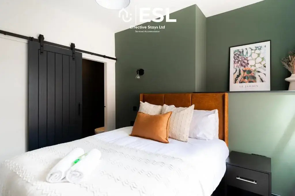 Central 5 Bedroom Townhouse perfectly located 2 mins walk from the Train Station