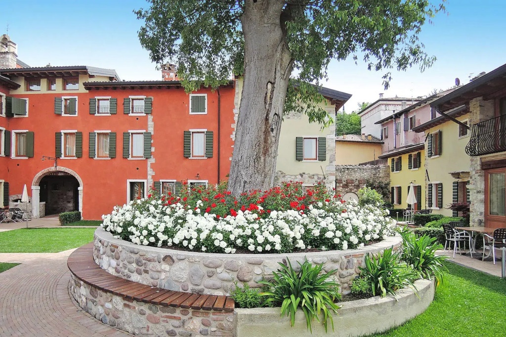 Apartment in Lazise With Communal Pool
