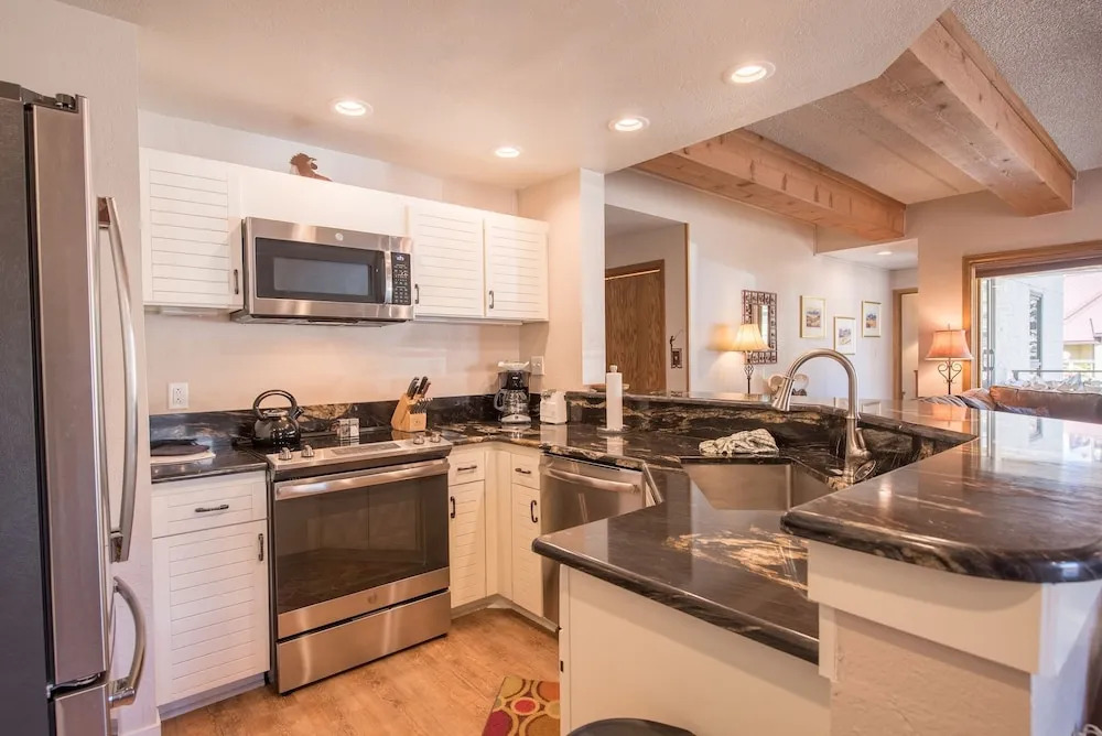 Rustic-Contemporary 3Br With Great Views! - No Cleaning Fee! by RedAwning
