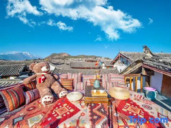 Lijiang pure sunshine · panoramic view of the ancient city and snow mountain