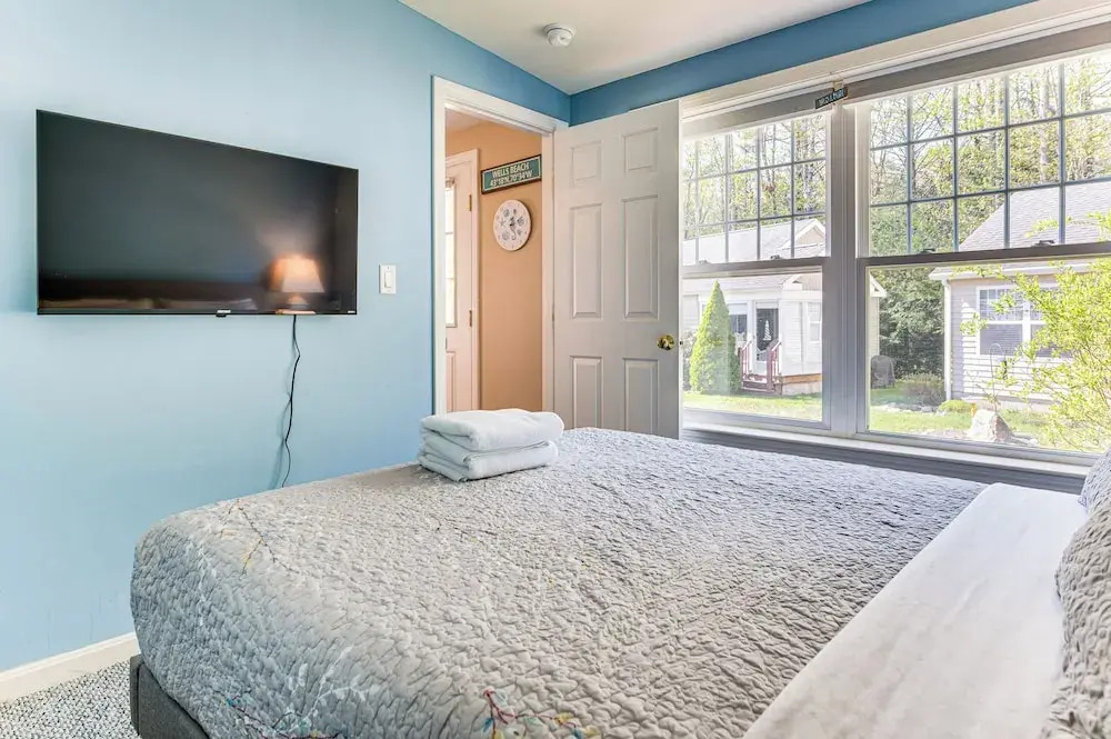 Charming Coastal Cottage with Pool Access!