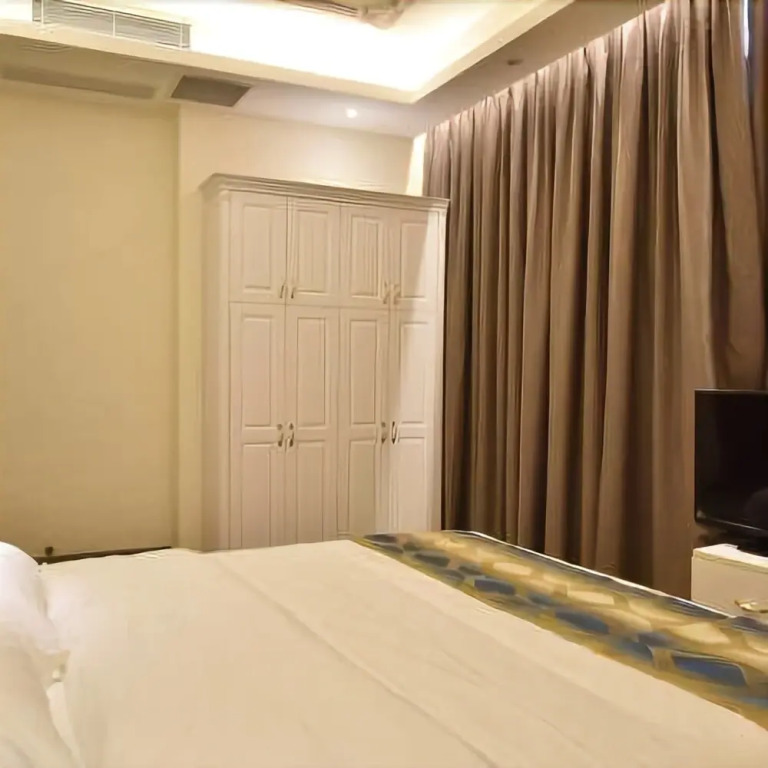 Romantic Coast Theme Hotel (Zhuhai Jiuzhou Port Wharf Haibin Yuchang)