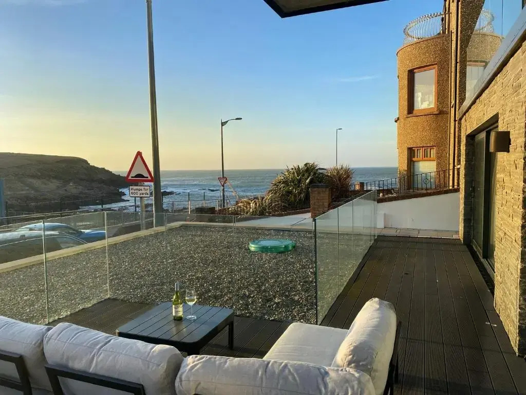The North Cove, 20m to the Sea, Modern Apartment