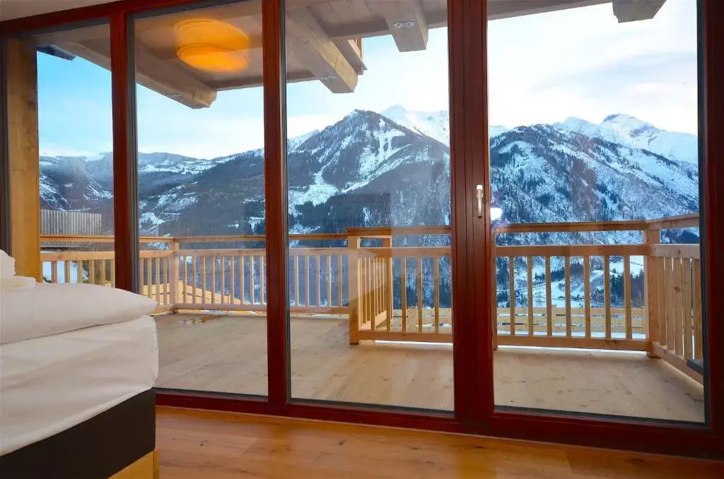 Ski-in Ski-out Chalet Maiskogel 17C - by Alpen Apartments