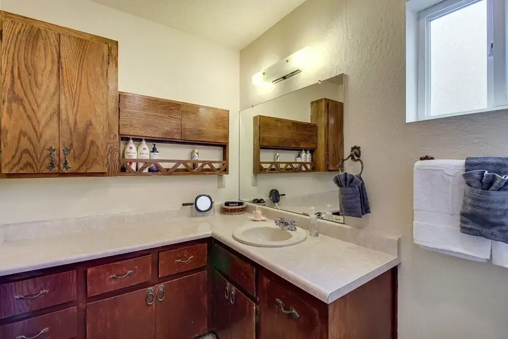 Furnished Porch + Gas Grill: Lakeside Cottage Stay