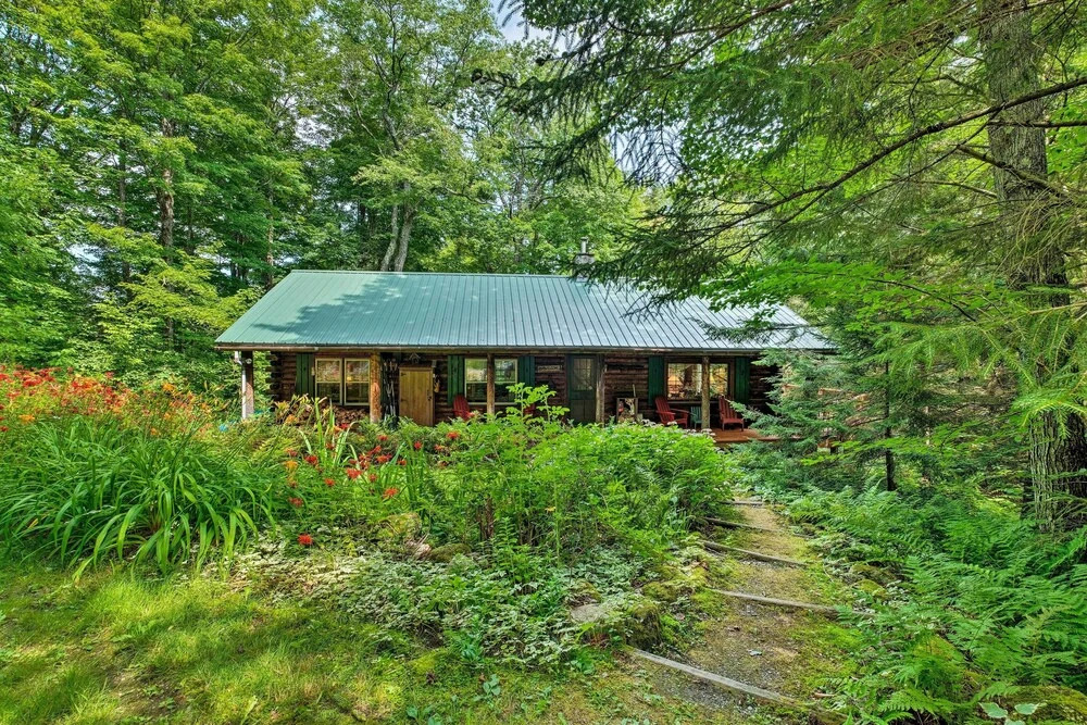Private Wooded Cabin: 7 Mi to Mount Snow!
