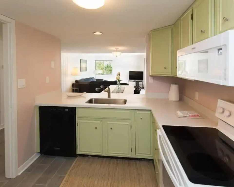 2077 Beachwood