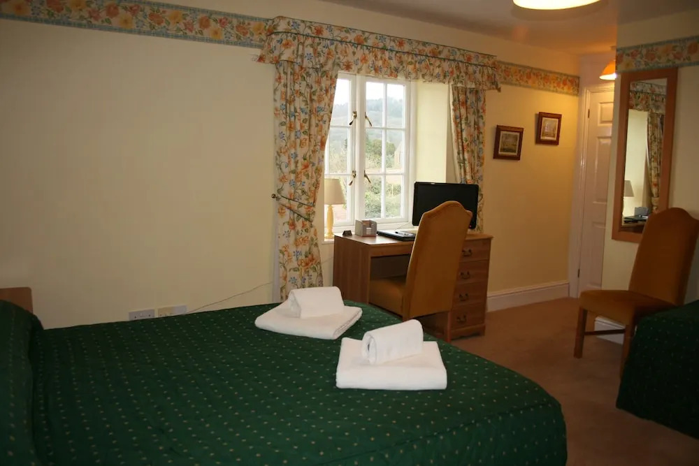 House - Sleeps 6 & Paid off Site Parking Available
