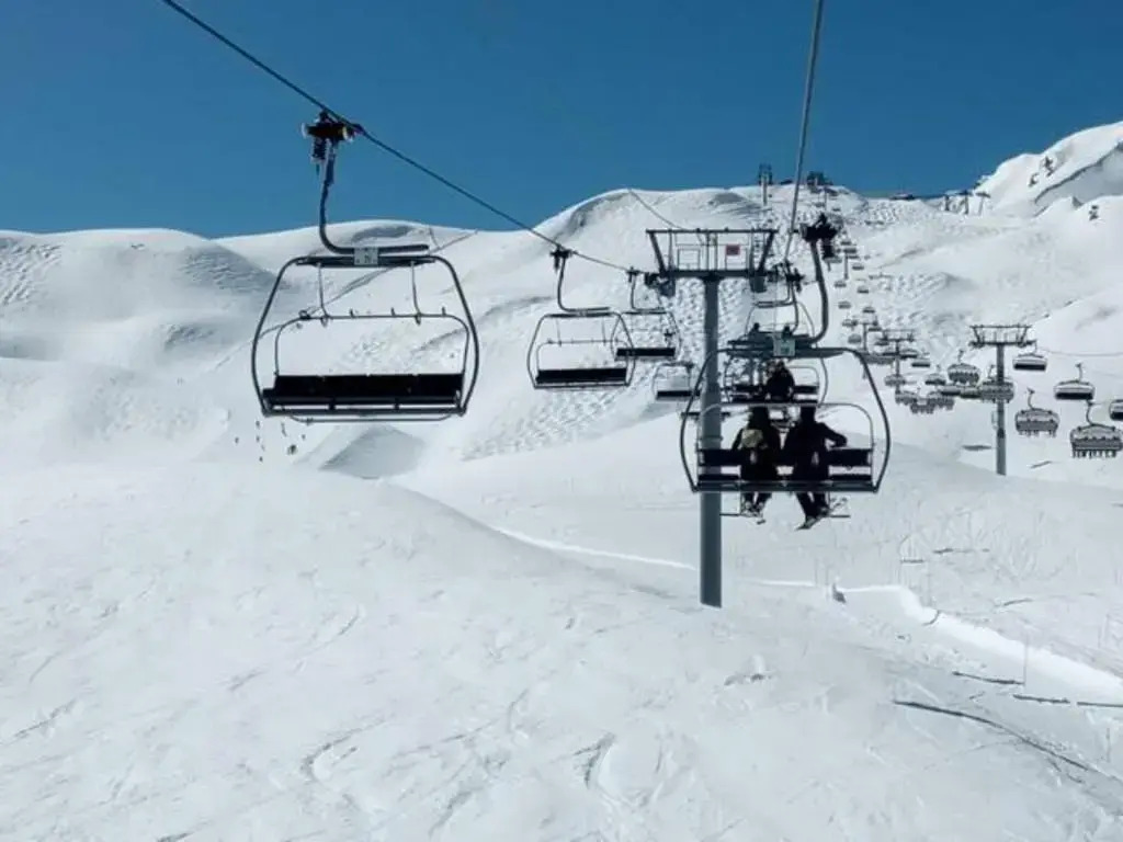 Stunning Mountain Views & Fireplace - 2 Bed, sleeps 8, Top Floor Duplex Apartment, Arc 1950