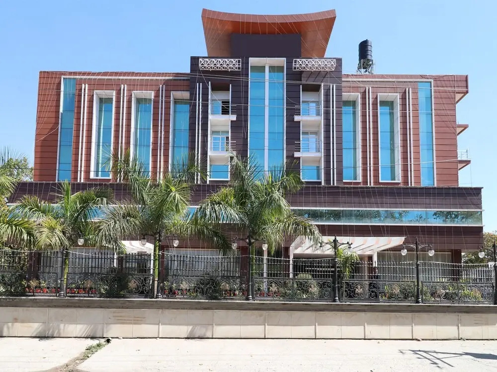 OYO 12823 Hotel Pearl Avenue