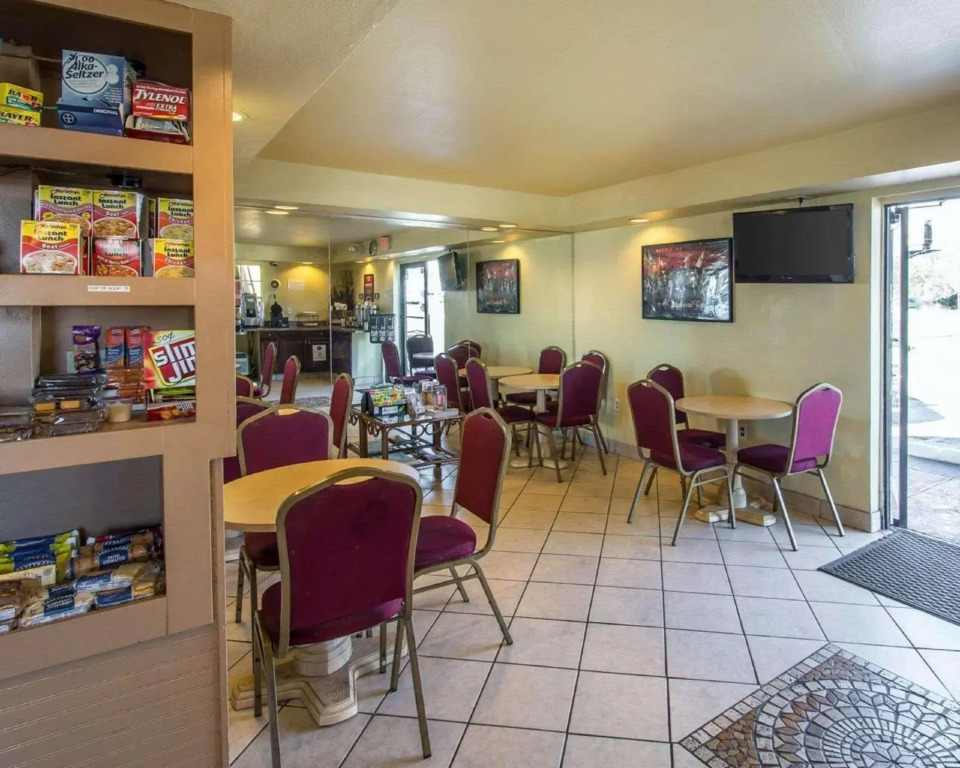 Econo Lodge Inn & Suites Maingate Central