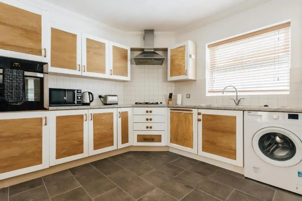 Spacious 2 bedroom flat near beach and town centre