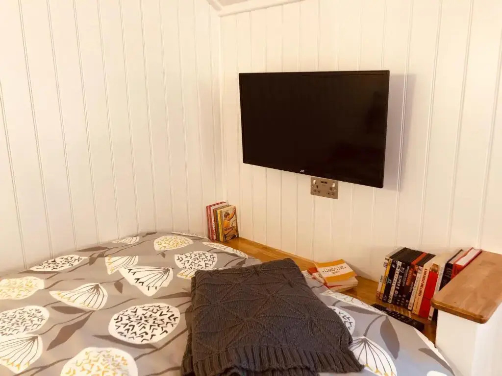 Somerleyton Meadows - The Hideaway Hut & Hot Tub