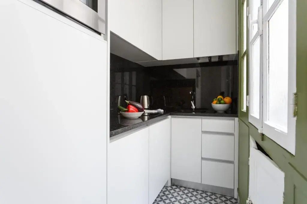 Bright and Newly Renovated 2 Bedroom Apartment, Hip & Central Paris, Montmartre-Opera